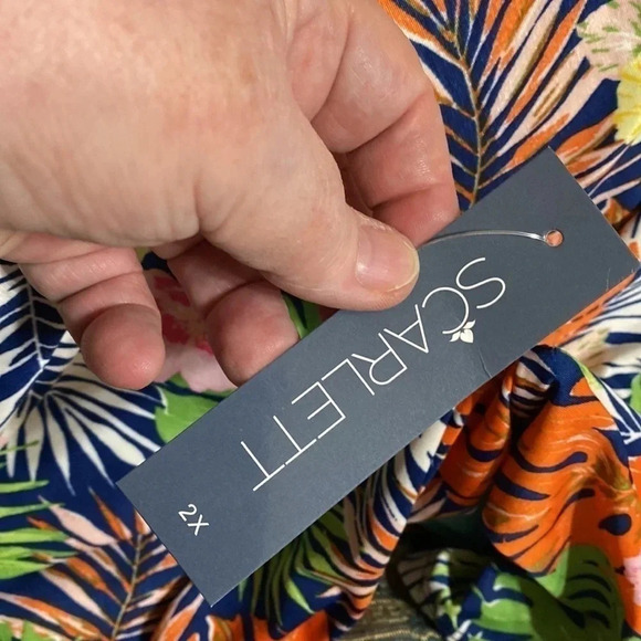 Scarlett Plus Hawaiian Print Floral Knit Crisscross Skeeved Blouse - Picture 9 of 10